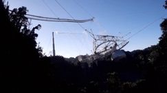 Moment zawalenia się radioteleskopu z Arecibo. Nagranie z drona