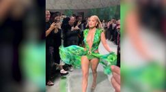 Jennifer Lopez paraduje na pokazie Versace w replice kreacji sprzed niemal 20 lat!