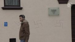 Nazistowskie symbole na ścianie synagogi 