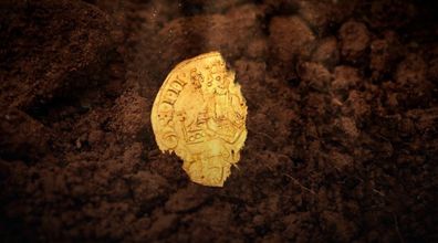 Złota moneta odkryta na polu w Anglii. Historyczny skarb sprzedany za fortunę