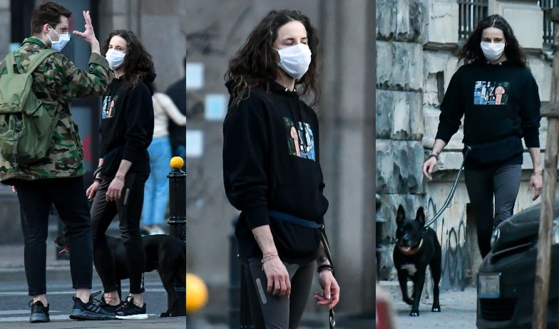 Michał Szpak na spacerze z psem