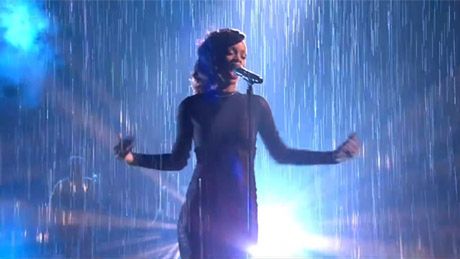 Rihanna śpiewa nowy singiel "w deszczu"!