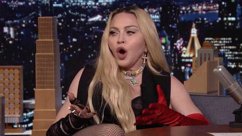 Madonna świeci pośladkami u Jimmy'ego Fallona. POKAZAŁA PUPĘ do kamery (ZDJĘCIA)