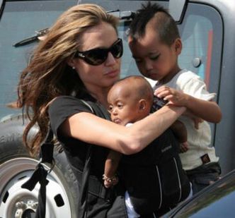 Angelina Jolie urodzi bliźniaczki!