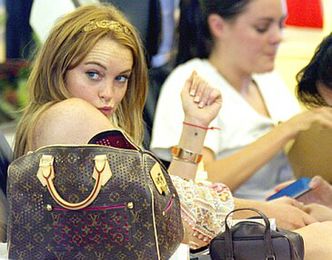Lindsay Lohan boi się paparazzi