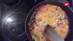 Omlet z prosciutto, pieczarkami i papryką