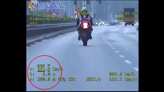 Motocyklista przekroczył prędkość o 71 km/h i uciekał przed policją