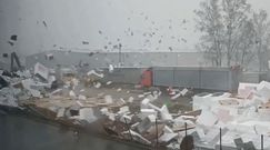 Wiatr porwał setki opakowań styropianu. Spektakularne nagranie z wichury w Mławie
