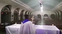 Ksiądz nadal odprawia mszę, gdy potężny tajfun Rai uderza w kościół na Filipinach