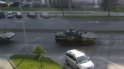 Kolumna czołgów jedzie w kierunku centrum Mińska. Protesty w stolicy Białorusi w dniu urodzin Łukaszenki