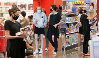 Niepozorna Angelina Jolie w okularach z córkami Zaharą, Shiloh i Vivienne robi zakupy w sieciówce (ZDJĘCIA)
