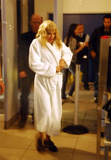 Madonna w szlafroku na lotnisku!