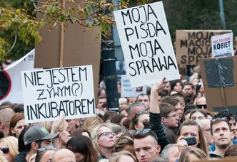 Czarny Protest pod Sejmem: "Rząd to nie ciąża, usunąć można" (ZDJĘCIA)