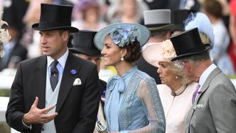Król Karol z Camillą i książę William z Kate ZŁAMALI PROTOKÓŁ, pozując do oficjalnego zdjęcia? (FOTO)