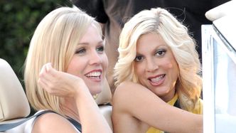Tori Spelling i Jennie Garth z "Beverly Hills 90210" pozują RAZEM na ściance jak za dawnych czasów. Bardzo się zmieniły? (ZDJĘCIA)