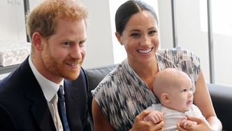 Tak teraz wygląda mały Archie! Syn księcia Harry'ego i Meghan Markle NIEOCZEKIWANIE pojawił się podczas konferencji (FOTO)