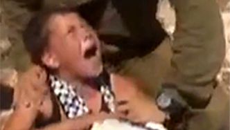 Izraelski żołnierz bije... 11-letniego Palestyńczyka!