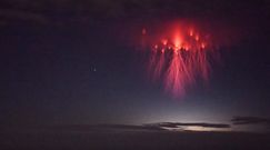 "Czerwona meduza" na niebie. Niesamowita potęga burzy