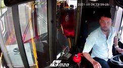 Niezwykłe zachowanie kierowcy autobusu. Mężczyzna pospieszył z pomocą kobiecie na wózku inwalidzkim