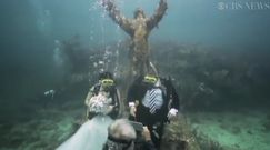 Podwodny ślub pod posągiem Jezusa