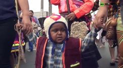 Nastoletni bracia o wzroście i wyglądzie trzylatków tańczą na ulicznym festiwalu w Limie