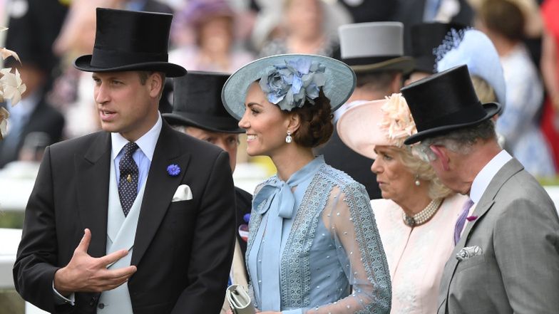 Król Karol z Camillą i książę William z Kate ZŁAMALI PROTOKÓŁ, pozując do oficjalnego zdjęcia? (FOTO)