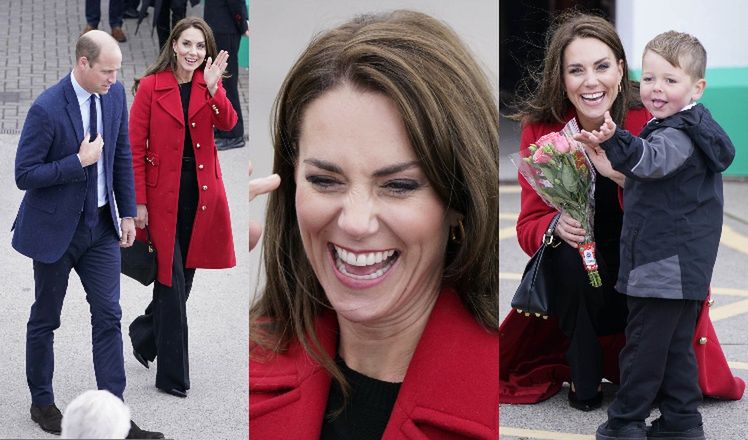 Radosna Kate Middleton w czerwonym płaszczu za 3 tysiące podbija Walię z księciem Williamem (ZDJĘCIA)