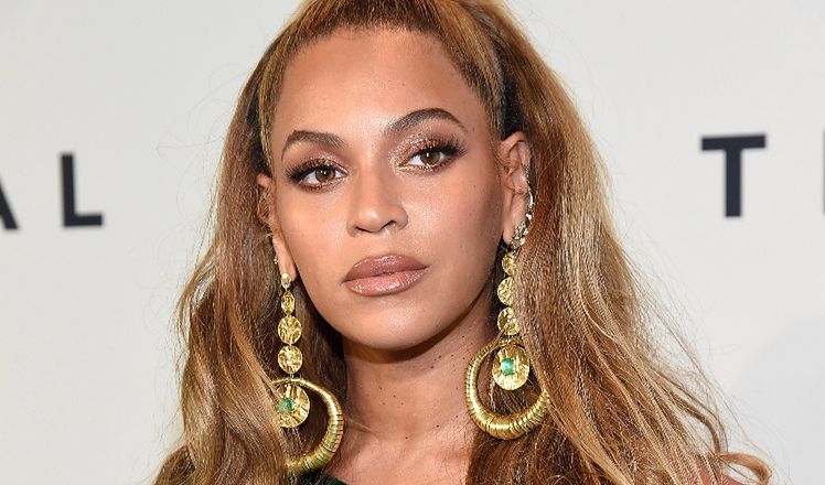 Wyzwolona Beyonce w ULTRAKRÓTKIEJ sukience eksponuje nogi i dekolt na swoim przyjęciu w Paryżu (ZDJĘCIA)