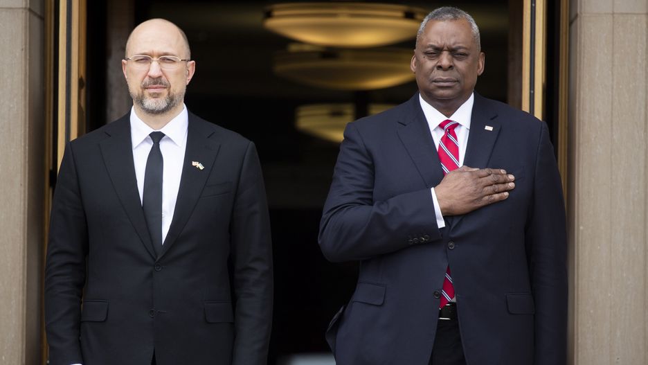 Prime Minister of Ukraine Denys Shmyhal (L) and US Secretary of Defense Lloyd Austin (R) observe the playing of the national anthem of the United States during an honor cordon welcome ceremony at the Pentagon in Arlington, Virginia, USA, 21 April 2022. Shmyhal is in Washington for a series of high-level meetings seeking continued US military and financial commitments to Ukraine as the Russian invasion continues in the eastern European country. EPA/MICHAEL REYNOLDS Dostawca: PAP/EPA.