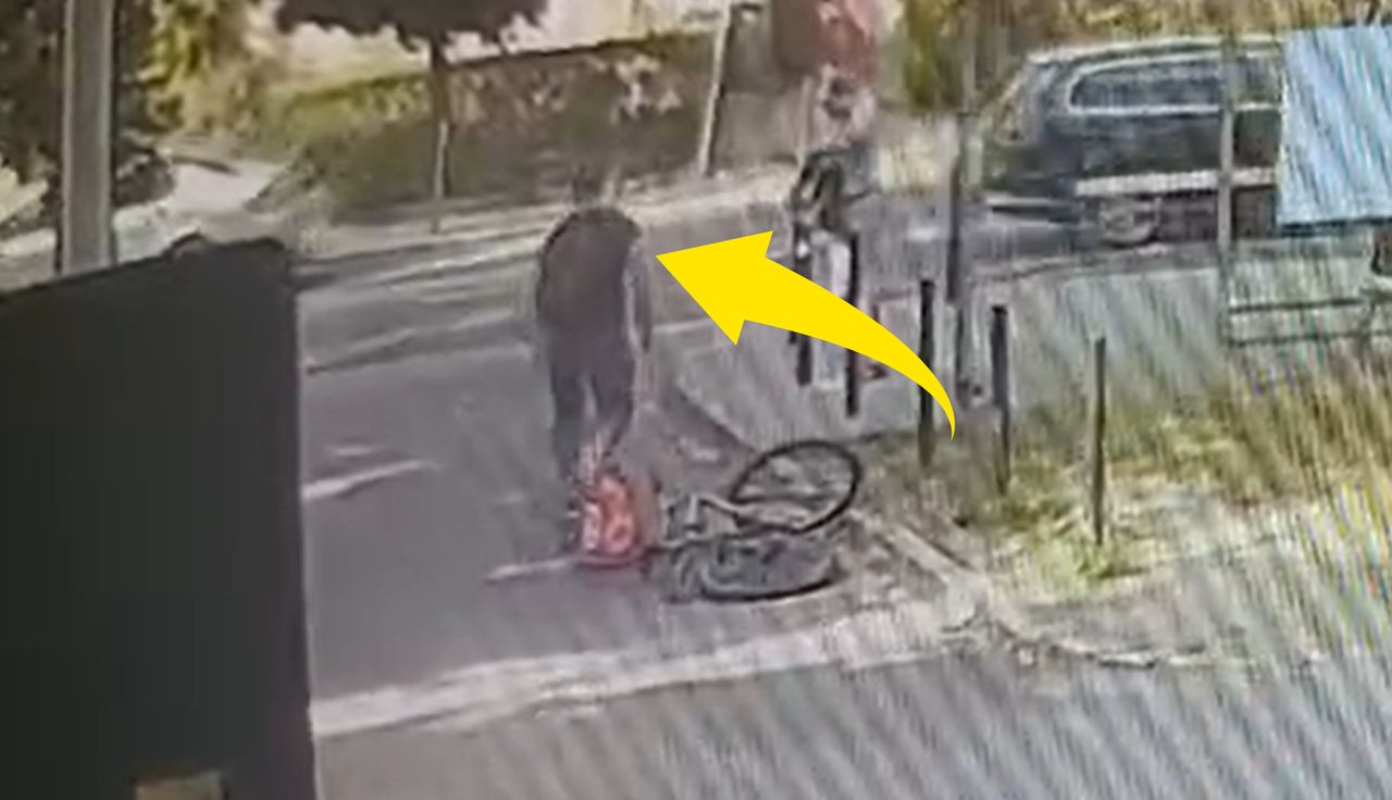 Bestialski atak. Rzucił rower i ruszył. Pokazali drastyczne nagranie