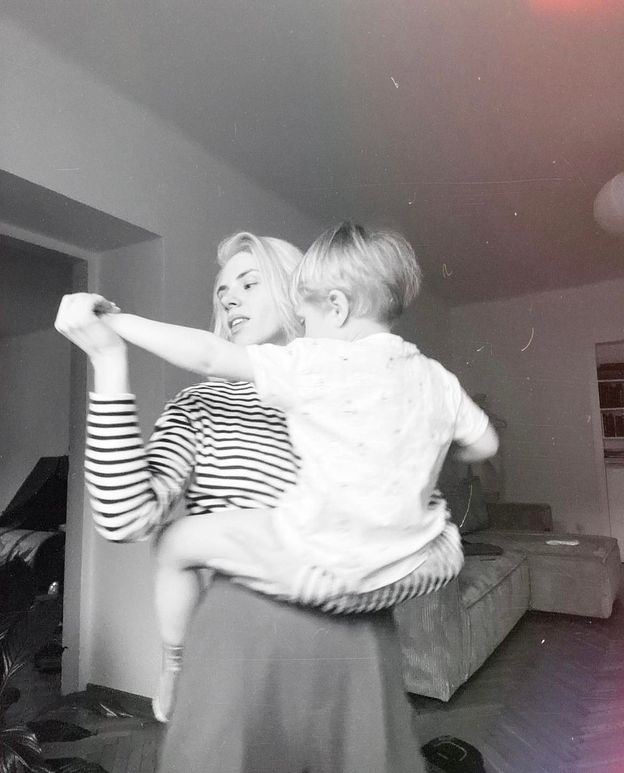 Matka syna chłopaka Roksany Węgiel przerywa milczenie: "Zostałam WYRZUCONA z domu, który tworzyłam. Są dni, gdy mam DYCHĘ NA KONCIE"