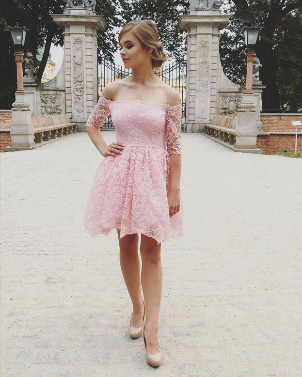 Dziewczęce różowe sukienki w kobiecych stylizacjach gwiazd - Pudelek