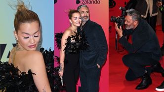 MTV EMA 2021. Opierzona Rita Ora i uśmiechnięty Taika Waititi dokazują na wielkiej gali (ZDJĘCIA)