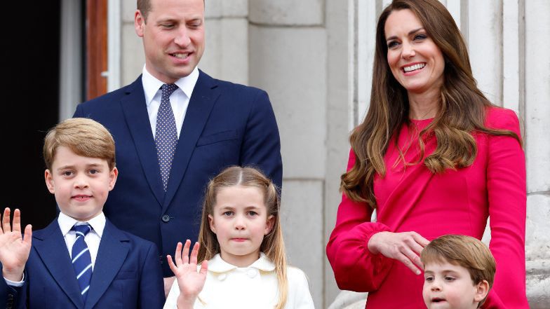 Pałac opublikował najnowsze zdjęcia Kate z dziećmi z okazji Dnia Matki. Księżna i trójka jej pociech pozują na...drzewie! (FOTO)