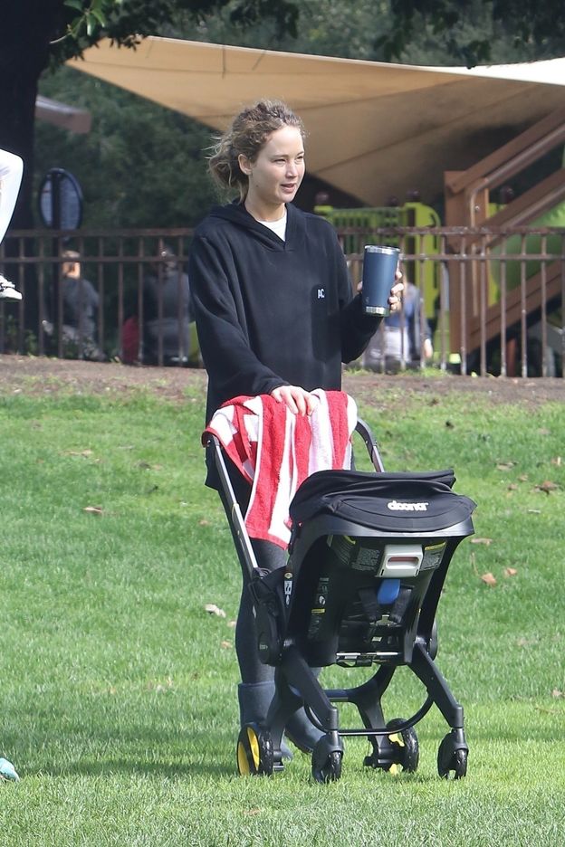 Rześka Jennifer Lawrence czerpie z życia pełnymi garściami na spacerze z rocznym synkiem (ZDJĘCIA)