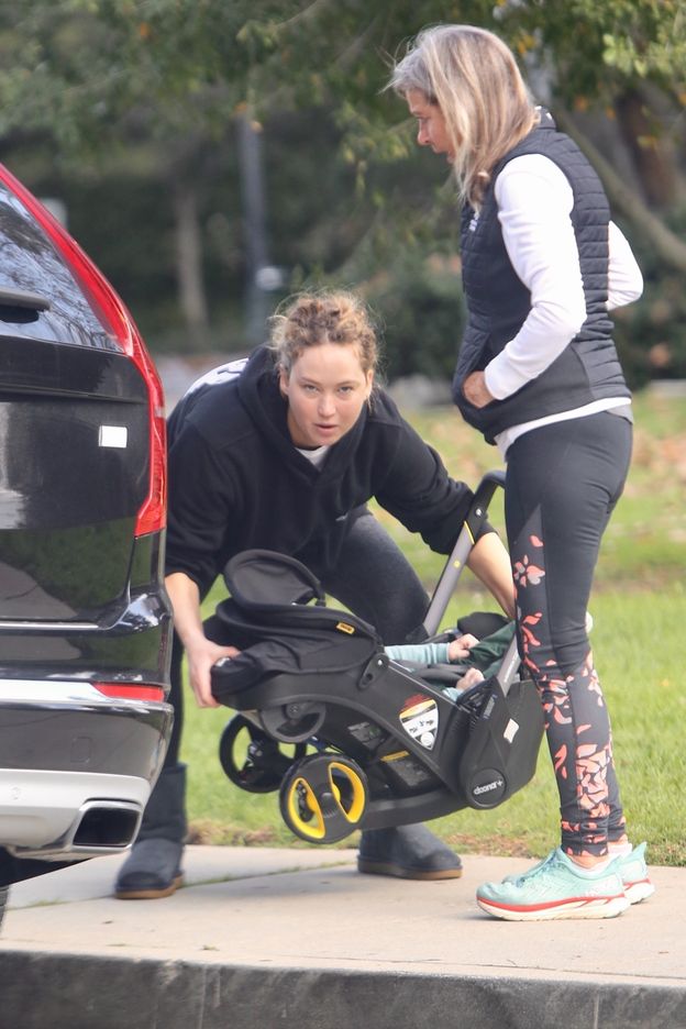 Rześka Jennifer Lawrence czerpie z życia pełnymi garściami na spacerze z rocznym synkiem (ZDJĘCIA)