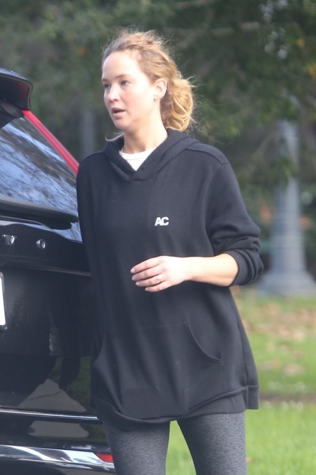 Rześka Jennifer Lawrence czerpie z życia pełnymi garściami na spacerze z rocznym synkiem (ZDJĘCIA)