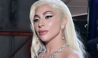 "Zwyczajna" Lady Gaga w ultrakrótkich spodenkach i z torebką Louis Vuitton drepcze z kawą na wynos (ZDJĘCIA)