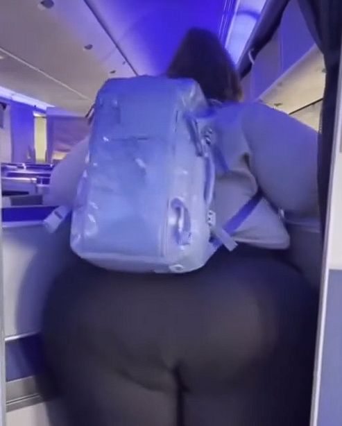 Waży ponad 300 kilogramów. Utknęła w samolocie między siedzeniami. "DYSKRYMINACJA!" (WIDEO)