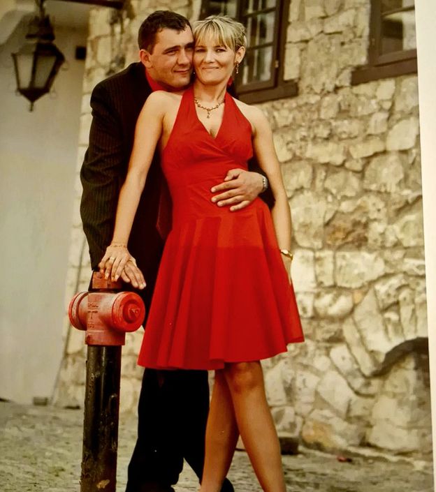 Dariusz Wardziak z "Totalnych remontów Szelągowskiej" świętuje 15. rocznicę ślubu. Fani: "Żona wygląda jak MILION DOLARÓW" (FOTO)