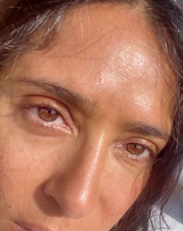 Salma Hayek pokazała się zaraz po przebudzeniu! "Liczę siwe włosy i zmarszczki" (FOTO)