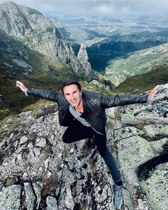 Sebastian Karpiel-Bułecka w ogniu krytyki za zdjęcie psa na łańcuchu. "Weź się pan sam przypnij do tej budy!" (FOTO)