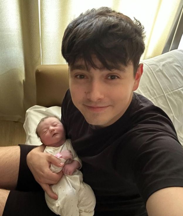 Jan Dąbrowski pokazał twarz nowo narodzonej córki. "Witaj na świecie kruszynko" (FOTO)