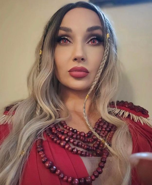 Słowiańska WAMPIRZYCA Cleo chwali się nową fryzurą. Era kucyka dobiegła końca? (FOTO)