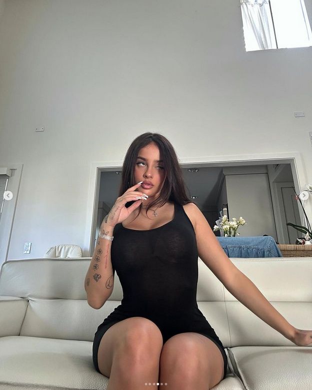 Fagata chwali się podrasowanymi skalpelem wdziękami. Fani zarzucają: "Zrobiła operacje i nadal się PHOTOSHOPUJE" (FOTO)