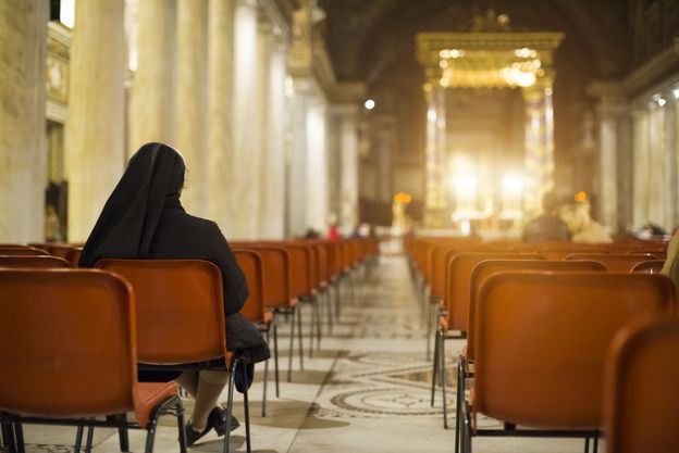 Po sześciu latach odeszła z zakonu. Podczas ostatniej spowiedzi została zwyzywana