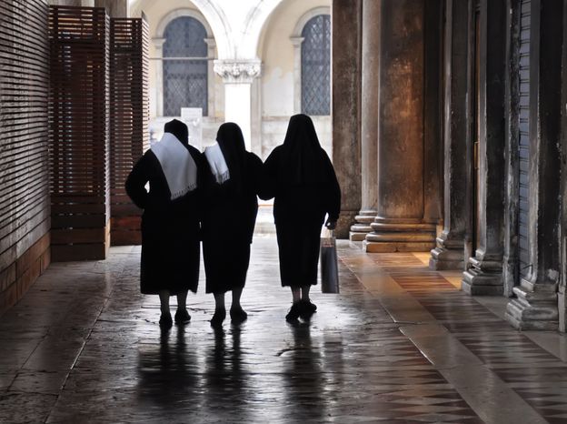 Po sześciu latach odeszła z zakonu. Podczas ostatniej spowiedzi została zwyzywana