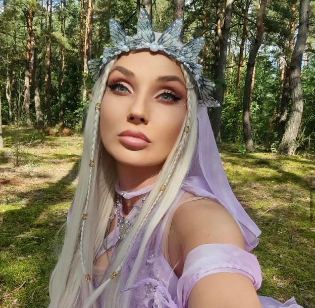 Słowiańska WAMPIRZYCA Cleo chwali się nową fryzurą. Era kucyka dobiegła końca? (FOTO)