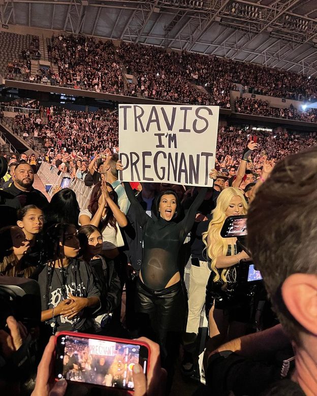 Kourtney Kardashian już eksponuje ciążowy brzuszek. Pochwaliła się sesją z dumnym Travisem Barkerem (FOTO)