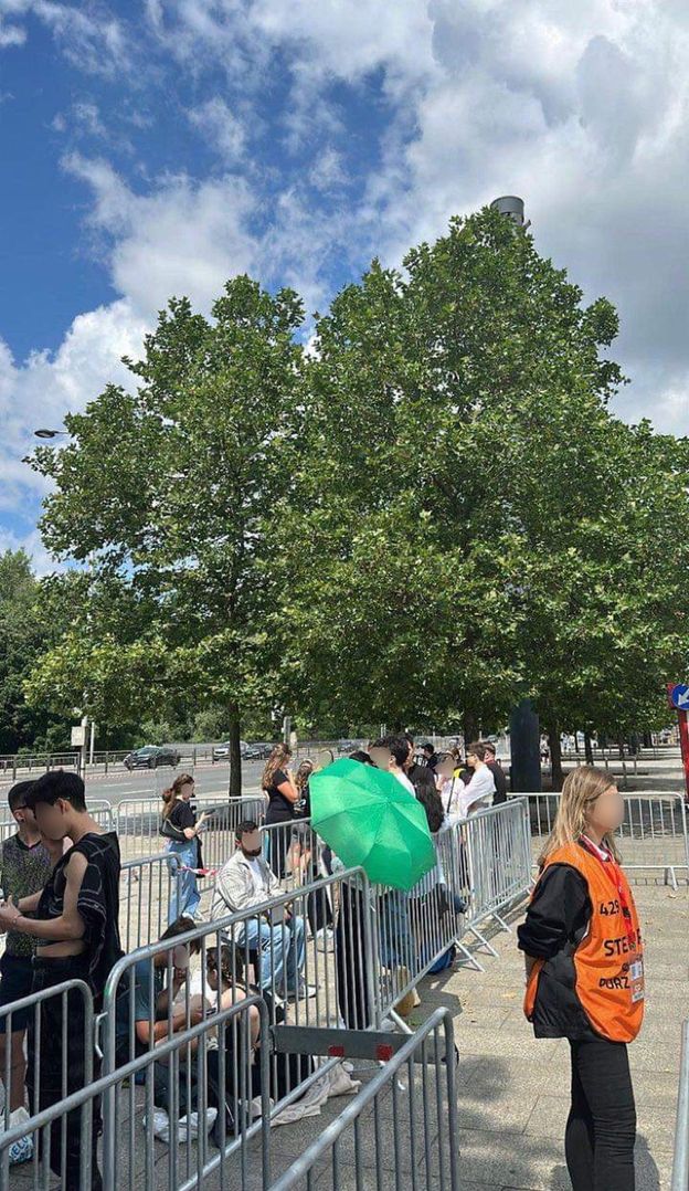 TYLKO NA PUDELKU: Tłumy czekają na koncert Beyonce przed PGE Narodowym. "Stoją w kolejce od WCZORAJSZEGO WIECZORU" (FOTO)